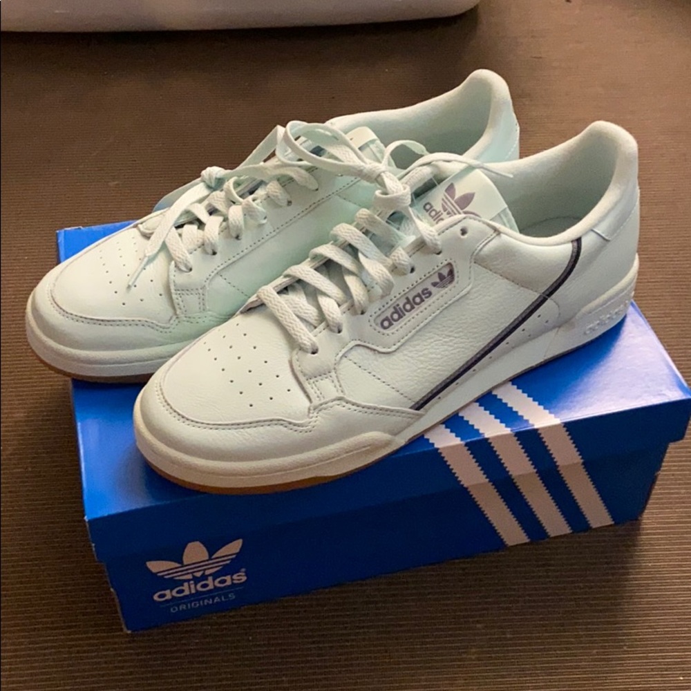 Men’s size 11 mint adidas continental